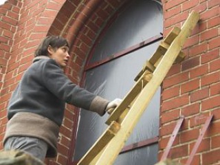 Kościół w Niewiadowie - zabezpieczenie otworów okiennych na czas renowacji