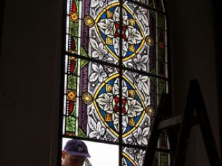 Kościół w Niewiadowie - montaż lewego okna